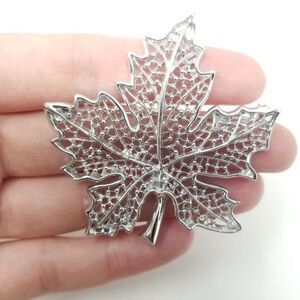 Vintage Sarah Coventry Silver Tone Filigree Mapel Leaf Shaped Brooch Lapel Pin